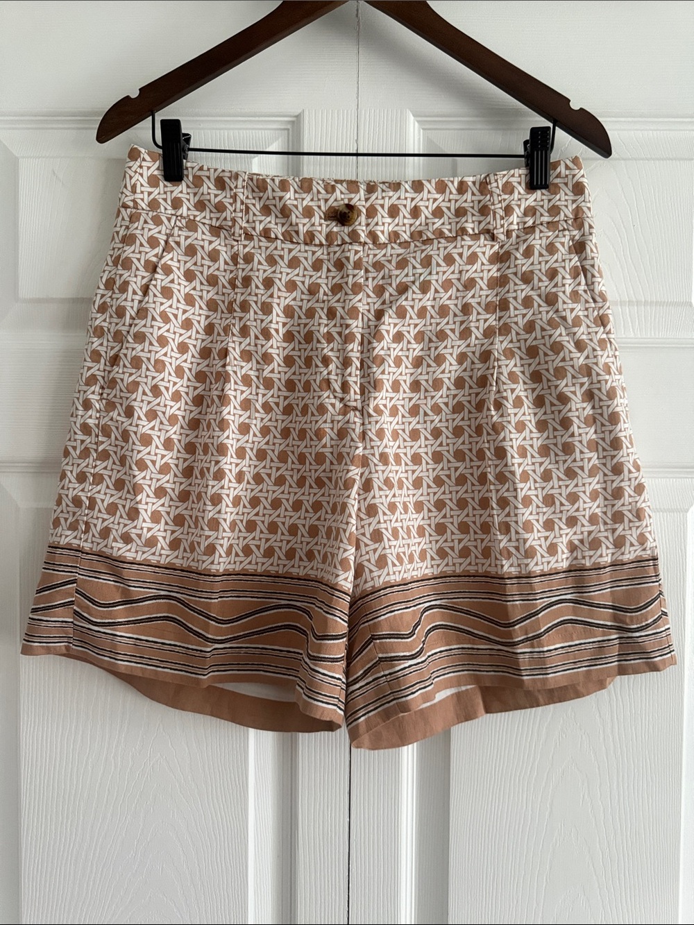 Ann Taylor Factory Tan/White Bamboo Print Shorts - Size 6